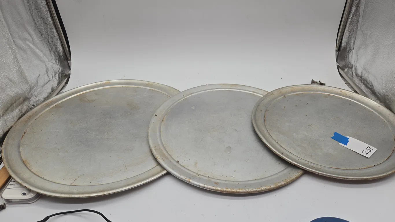 Assorted aluminum pizza pans