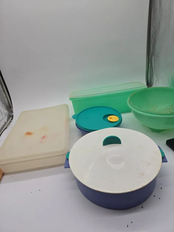 Assorted vintage tupperware
