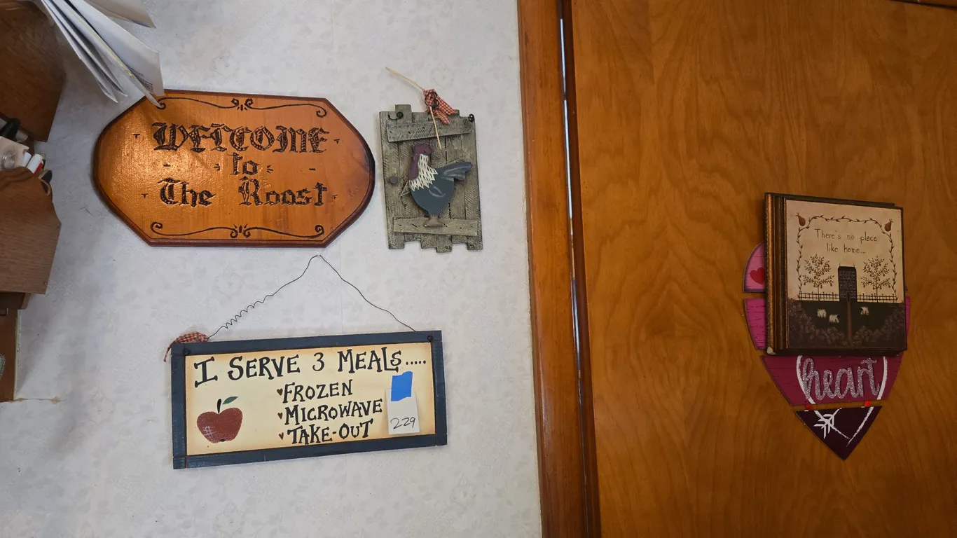 Assorted kitchen rooster wall art