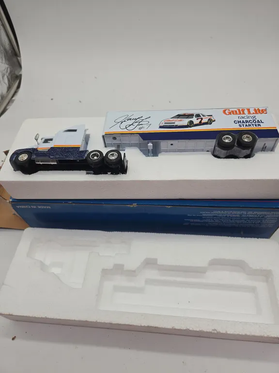 Harry grant collector's series die cast transporter bank in original box