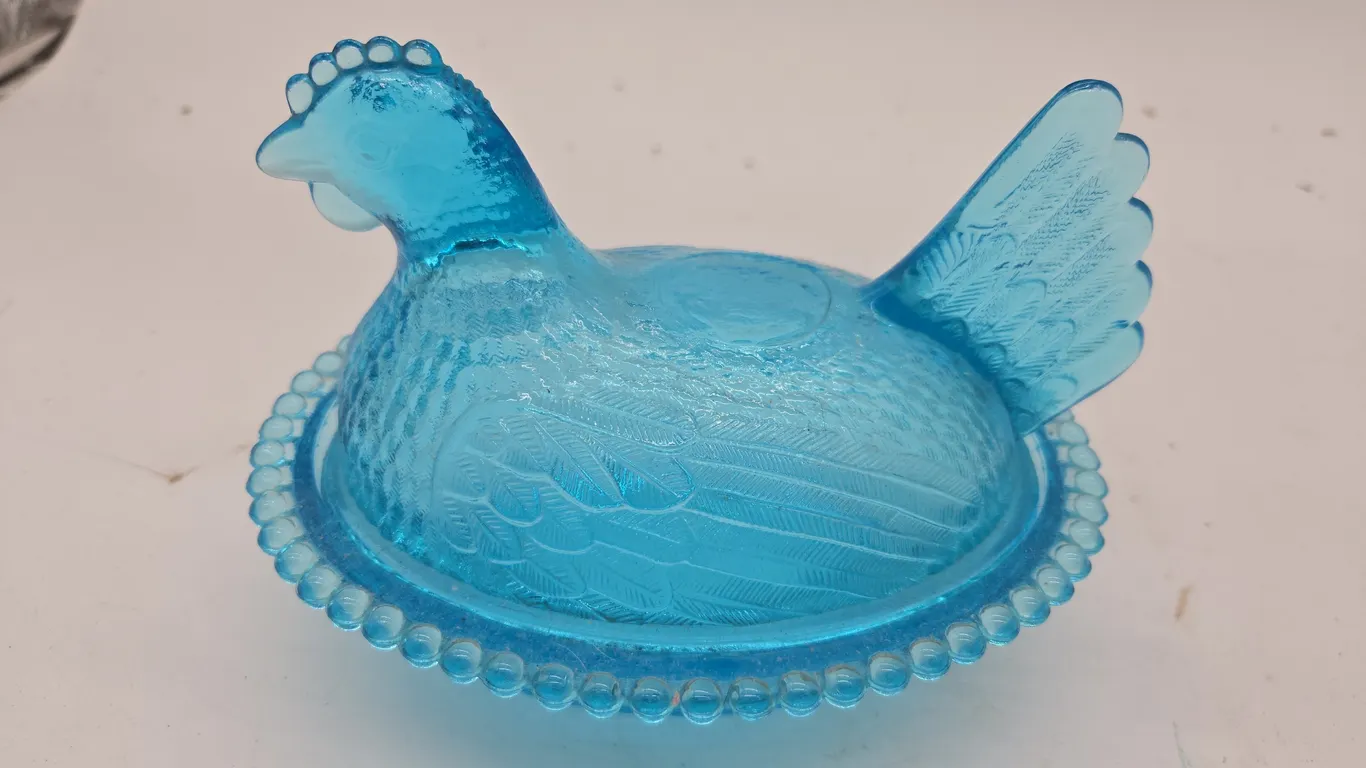 The vintage Indiana glass horizon blue, hen On nest.