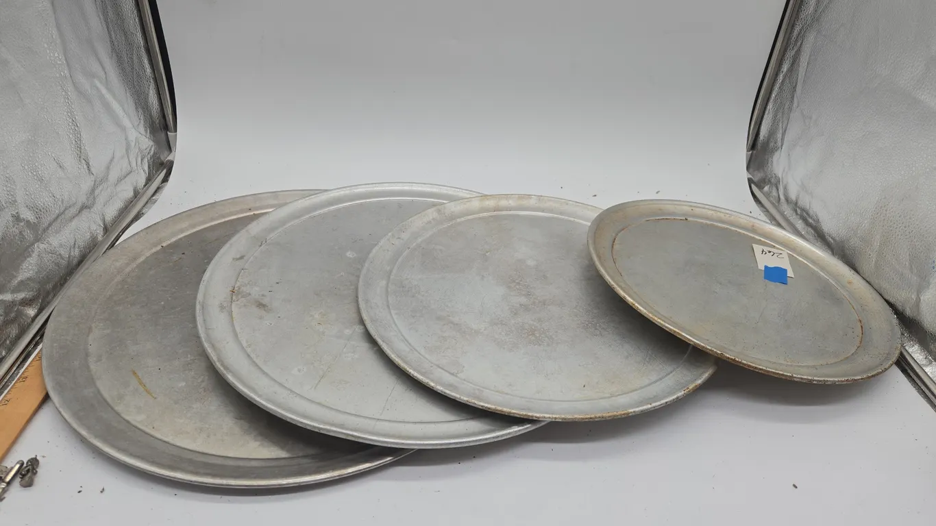 Assorted aluminum pizza pie pans