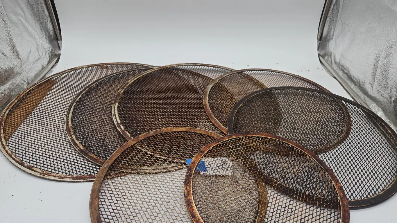 Assorted aluminum pizza shop baking screens