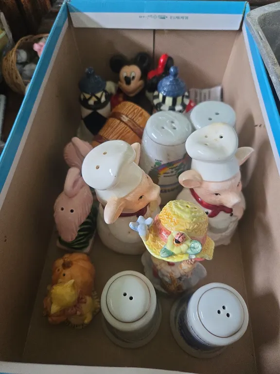 Assorted vintage assault and pepper shakers