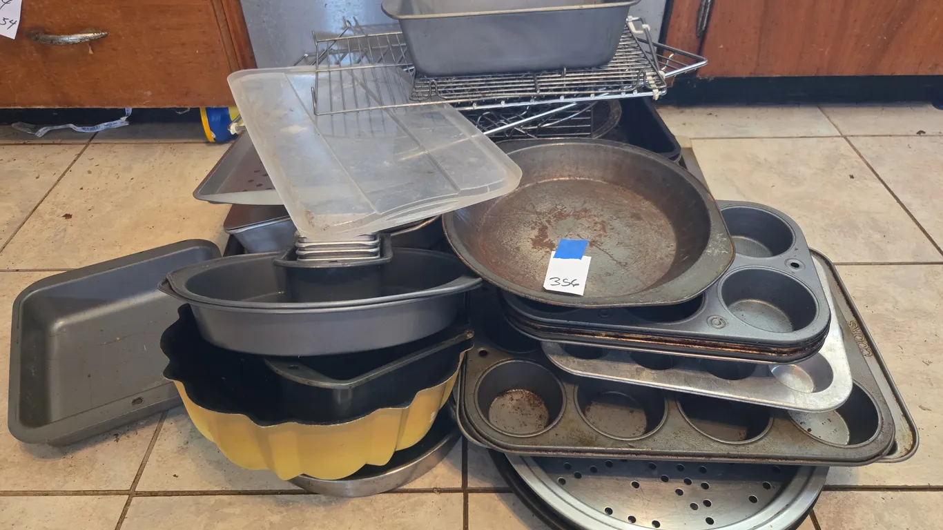 Large selection of bakeware