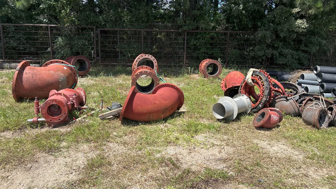 QTY OF (2) VALVES, (9) 90 DEGREE ELBOW FLANGES, & (3) TEE FLANGES