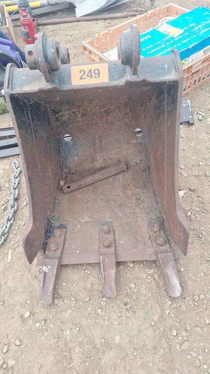 16" W by 20" H Bucket