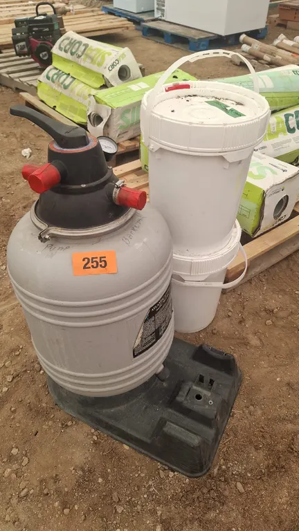 Pool sand filter system with 2 70lbs pails of sand