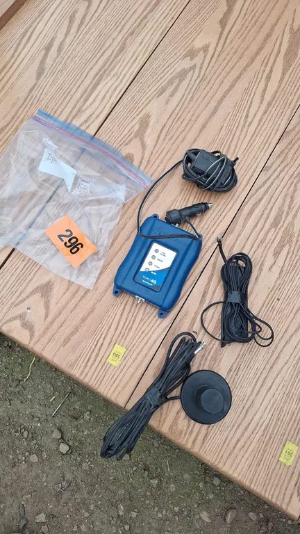 Mobile 4G cell phone booster