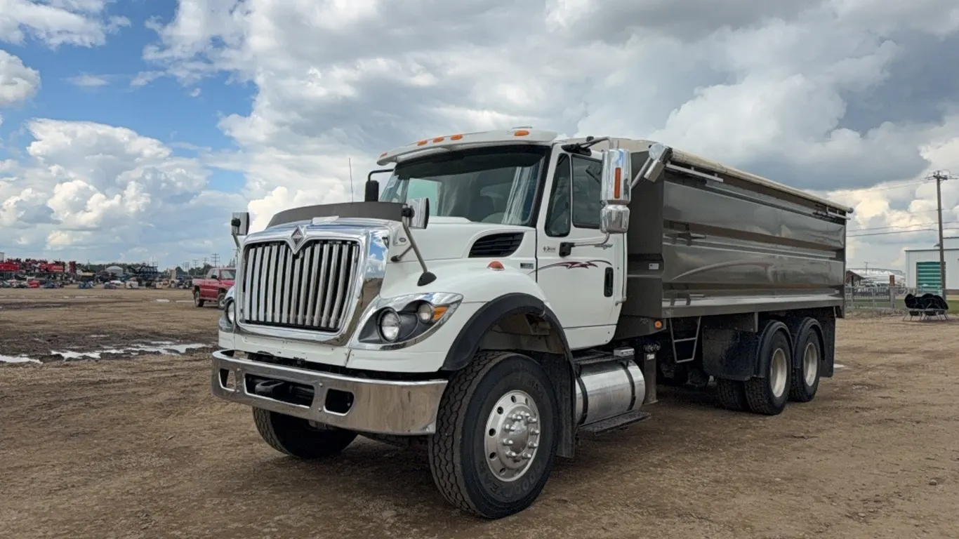 2011 INTERNATIONAL WORKSTAR T/A GRAIN TRUCK - VIN: 1HTWNAZR4BJ421853 - REMOTE & COPY OF REGISTRATION IN OFFICE
