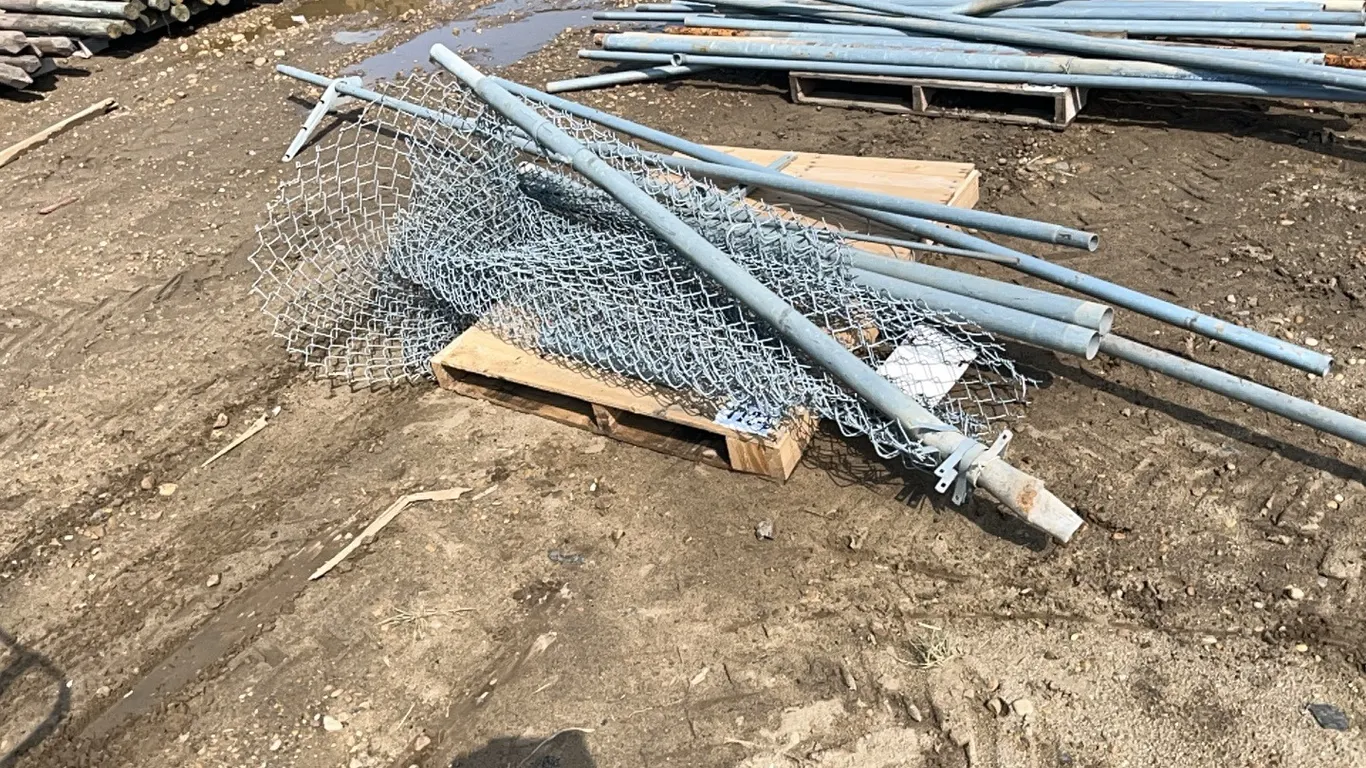 CHAINLINK FENCE w/ ASSORTED POSTS