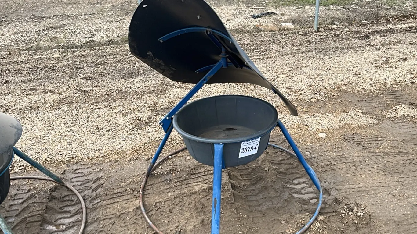 FARMASTER WINDVANE MINERAL FEEDER