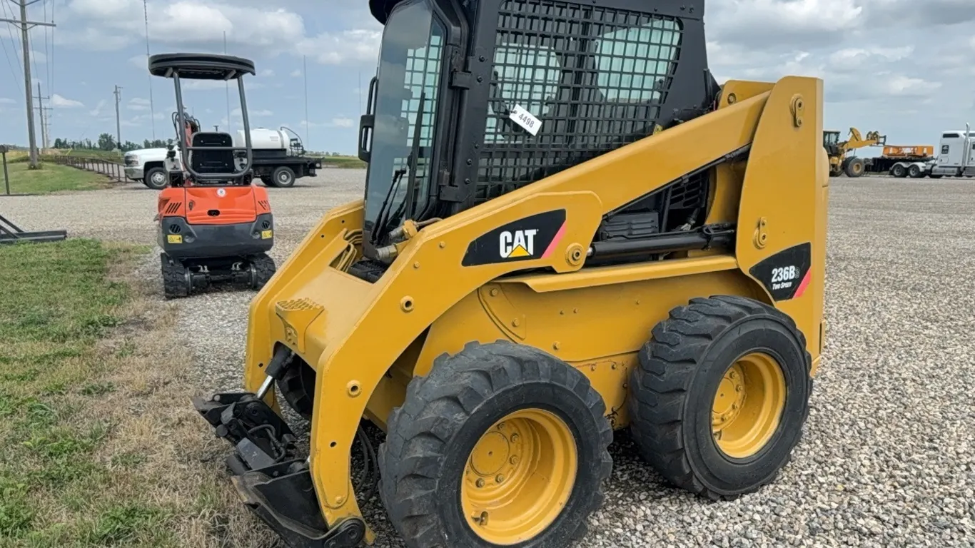 ID 4498 2017 Caterpillar 236B Skid Steer