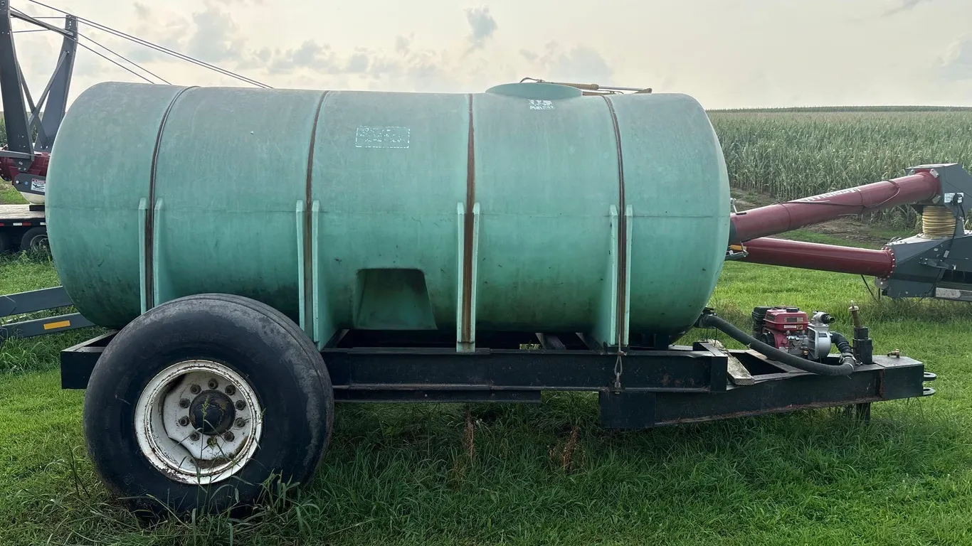 1500 Gallon Portable Water Tank Trailer w/ Pump
