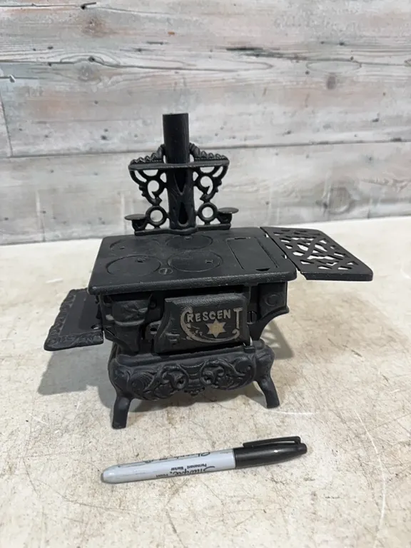 Crescent cast isron model stove