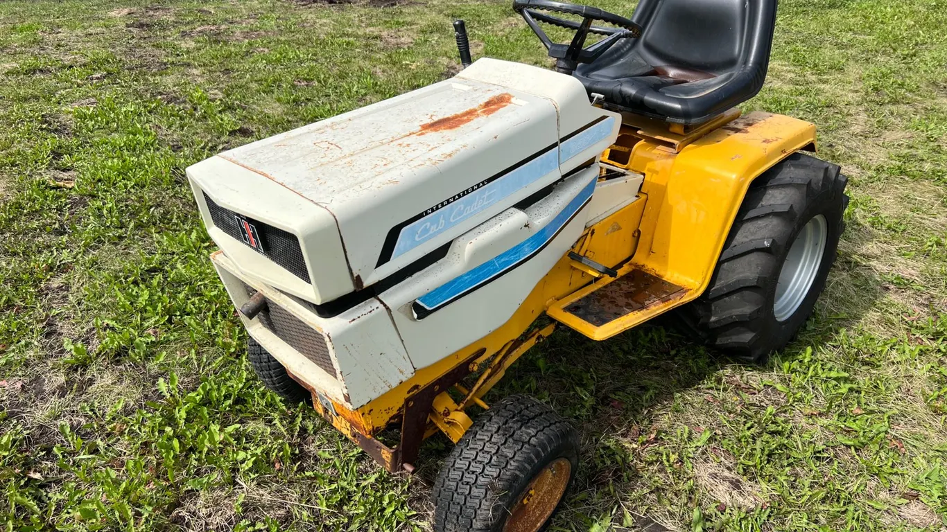 International Cub Cadet 800 2WD Garden Tractor