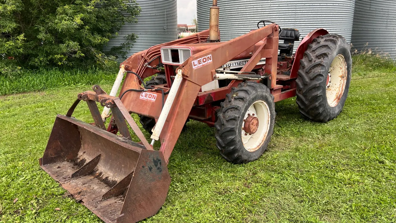 International Harvester 844-S MFWD Loader Tractor w/ Leon Ldr