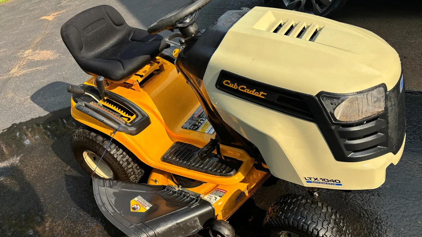 CUB CADET LTX 1040 RIDING LAWN MOWER