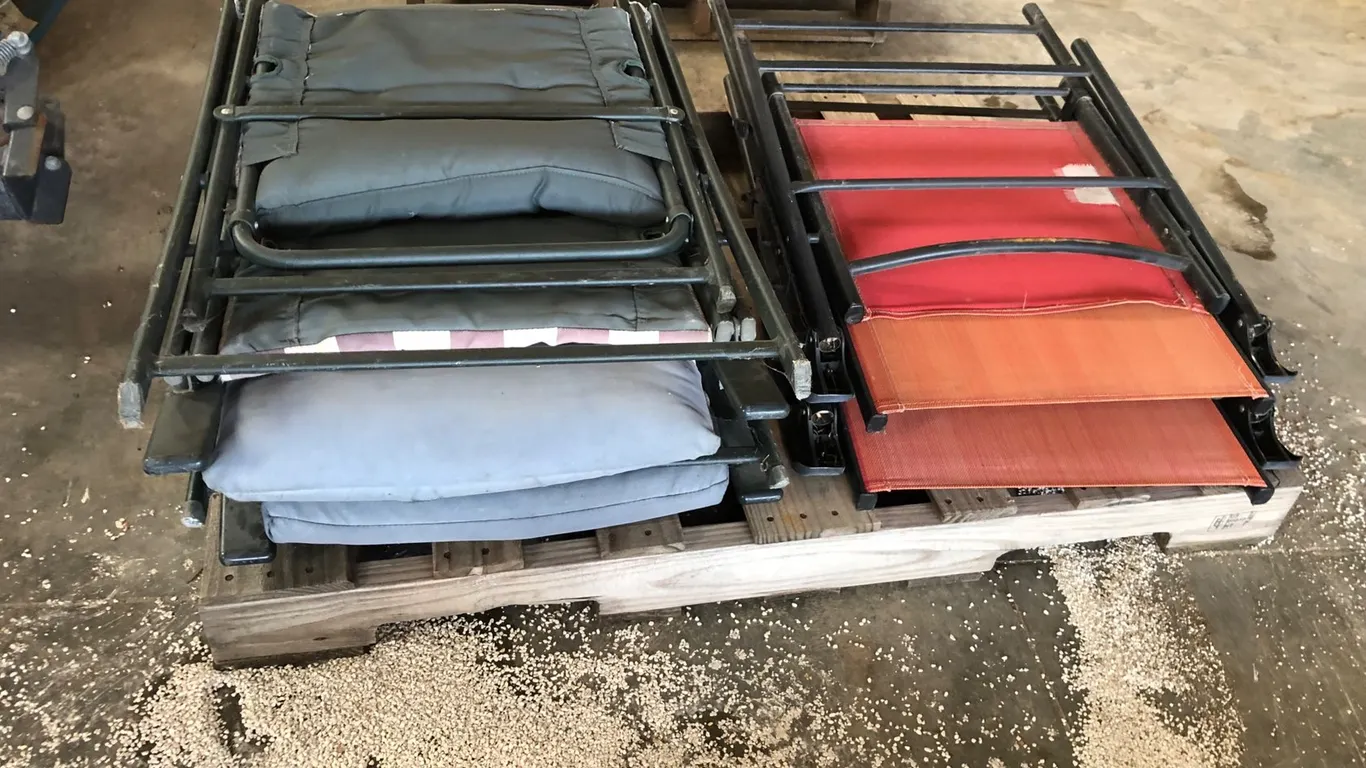 (6) FOLDING CHAIRS (2) RED (4) GREEN