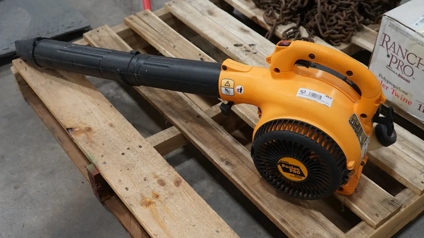 Poulan Pro 200mph Gas Leaf Blower