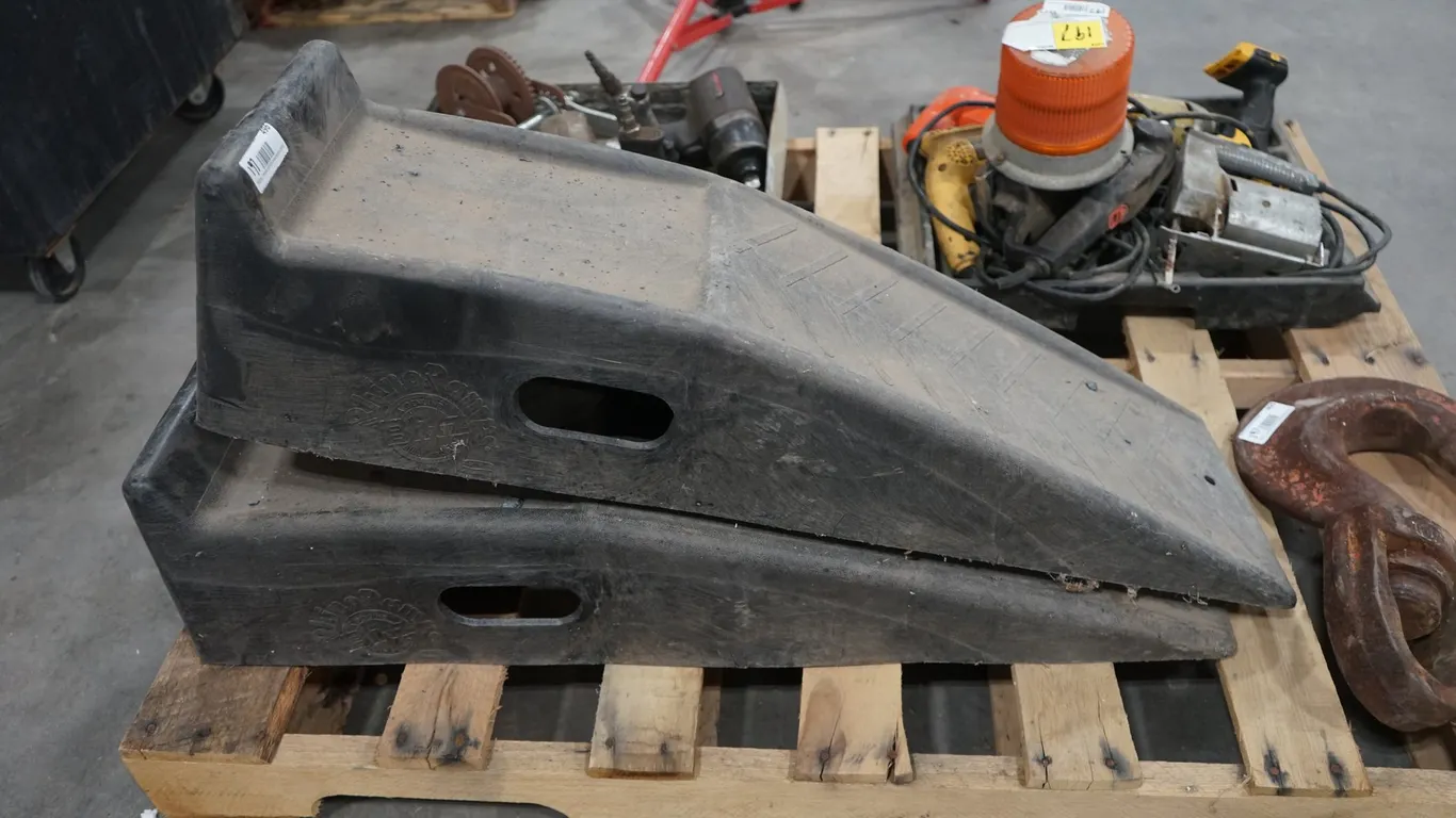 1 Set Auto Service Ramps