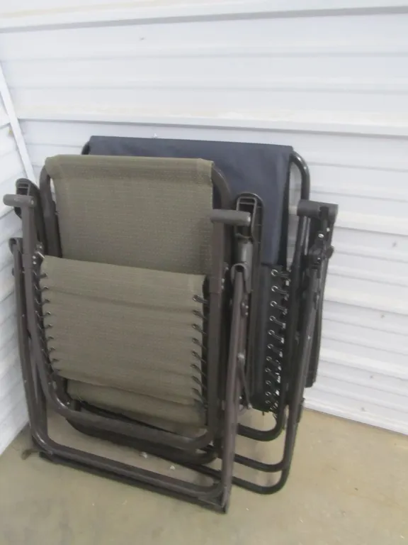 (2) Folding Patio Lounge Chairs