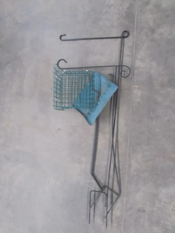 Suet Bird Feeder And Metal Hangers