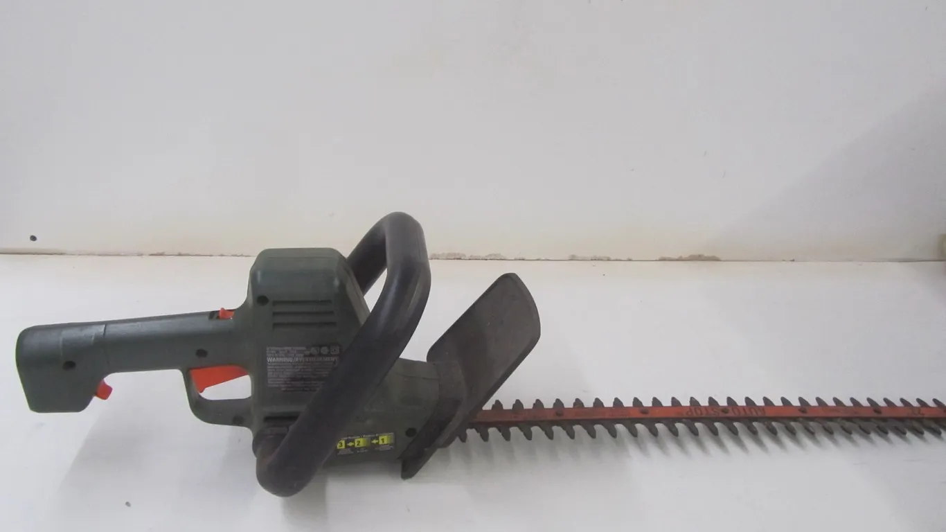 Black & Decker Auto Stop 22" Electric Hedge Trimmer