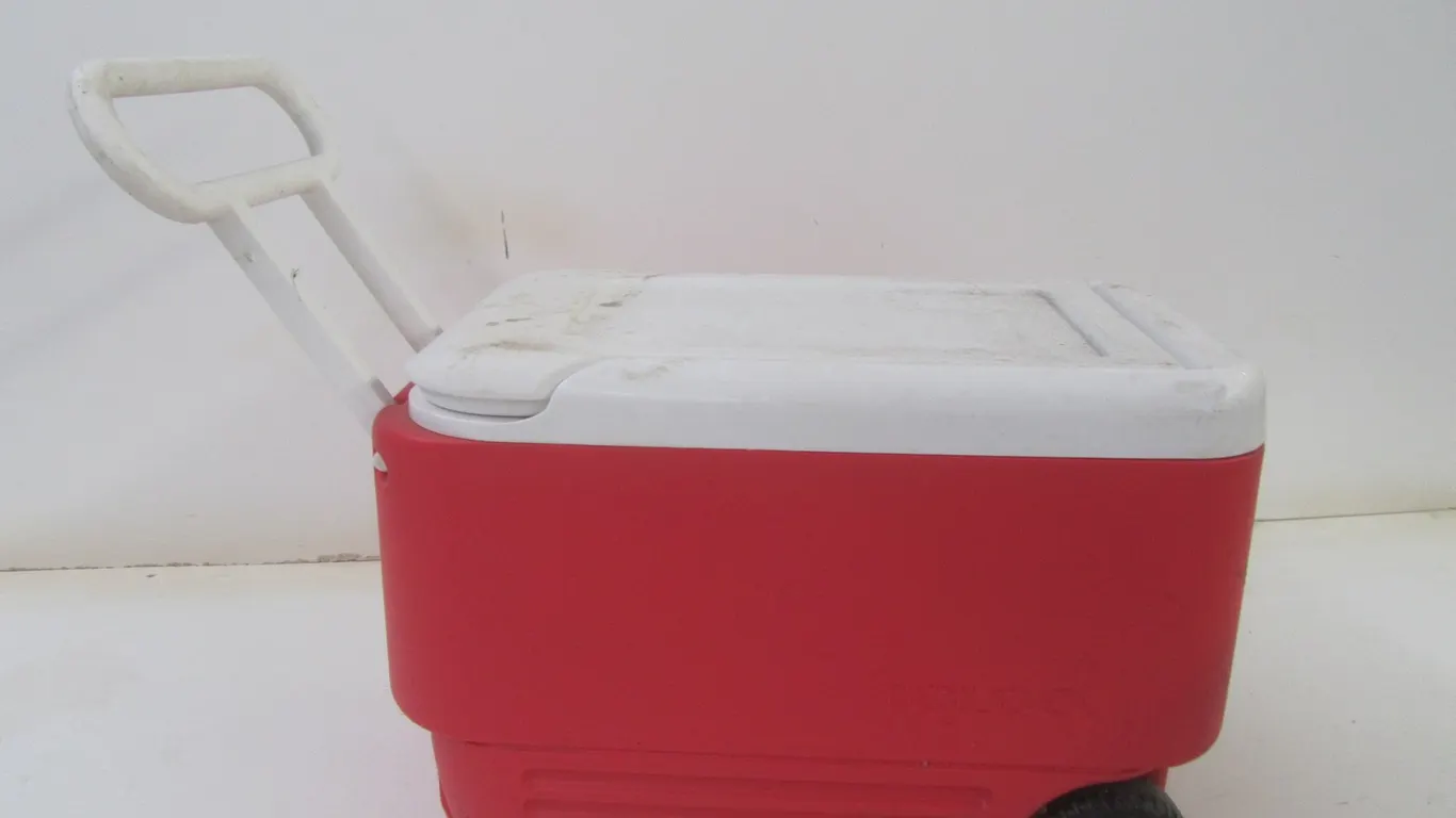 Igloo Cooler w/Wheels