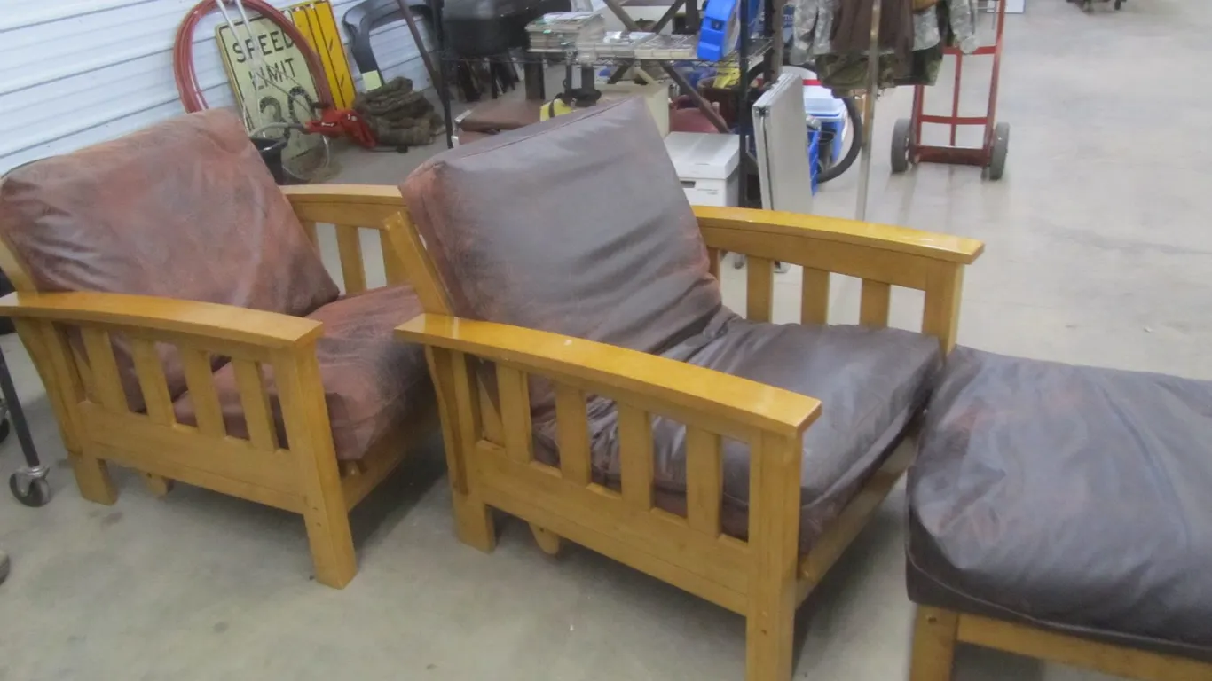 (2) Wood/Leather Lounge Chairs
