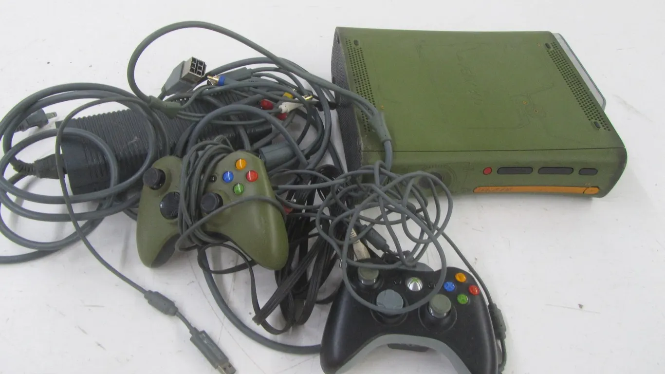 Xbox 360 Halo 3 Edition Console w/(2) Controllers