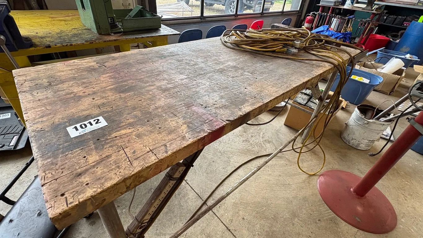 WOOD FOLDING WORK BENCH & EXTENSION CORDS