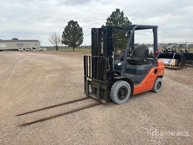 Toyota 8FGV25 4750 lb Pneumatic Tire Forklift