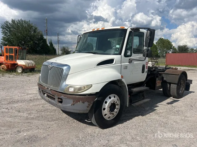 2005 International 4300 4x2 Hooklift Truck