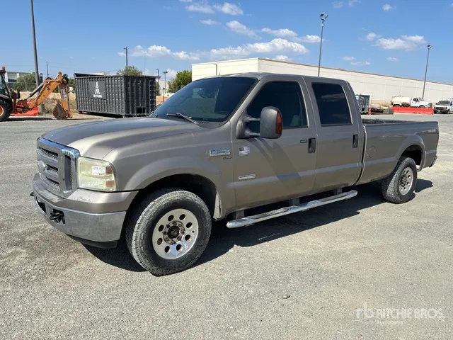 2005 Ford F-350 XLT 4x2 Crew Cab Pickup