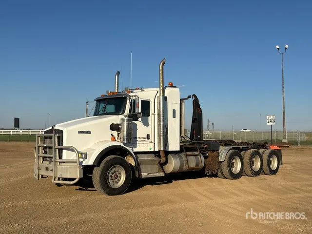 2005 Kenworth T800 8x6 Sleeper Hooklift Truck
