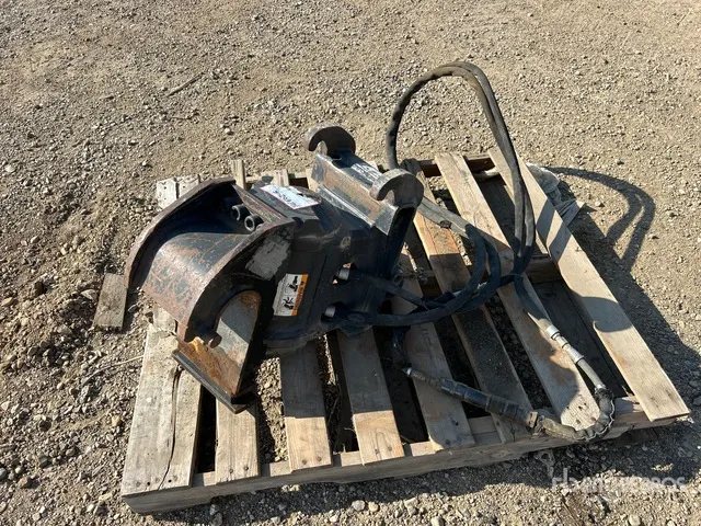 Helac Q/C Tilt Attachment with coupler - Fits Bobcat E50