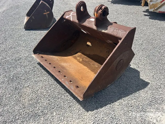 CF 60 in Cleanup Excavator Bucket