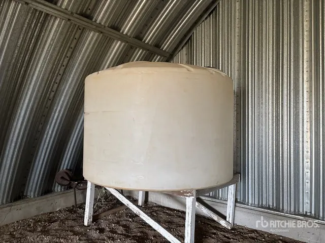 1250 gal Poly Water Tank