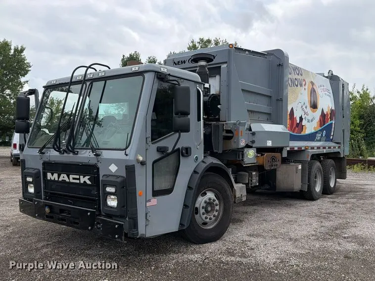 2017 Mack LR633 refuse truck