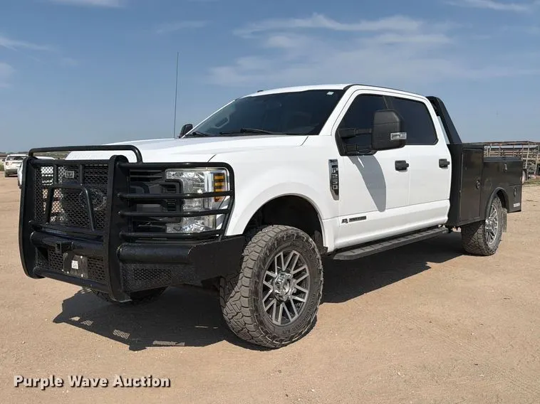 2018 Ford F250 Super Duty XL Crew Cab flatbed pickup truck