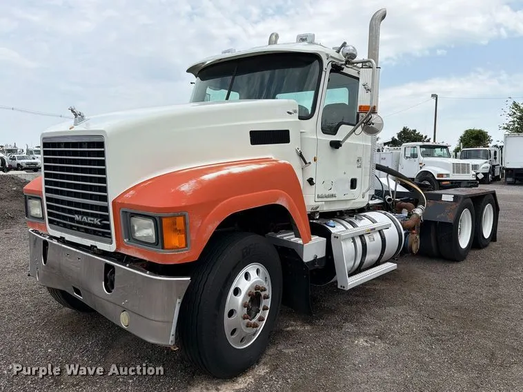 2013 Mack CHU613 semi truck