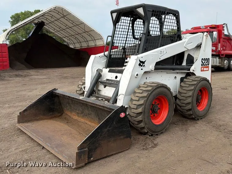 2005 Bobcat S220 skid steer loader