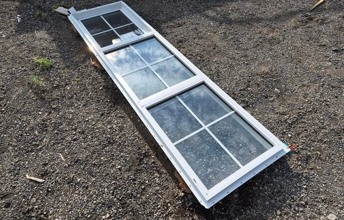 Colonial Style Approx. 2' x 8' Vertical Window
UNRESERVED