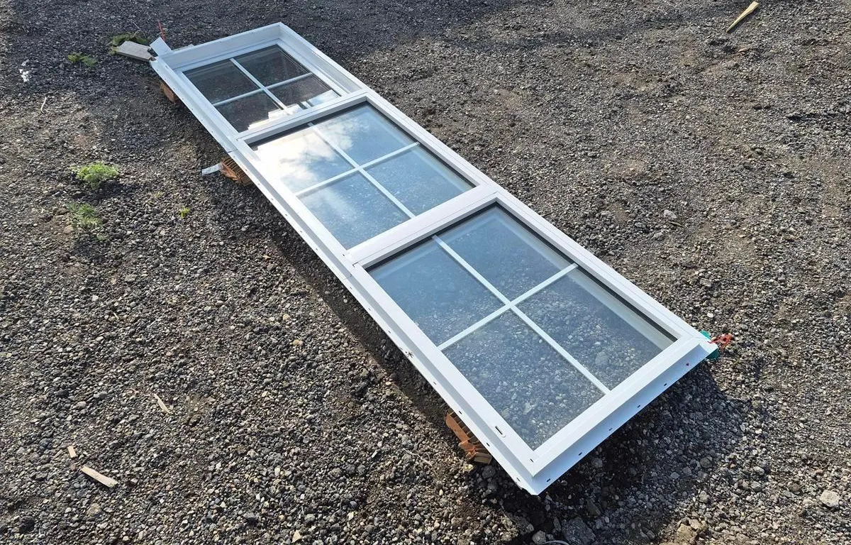 Colonial Style Approx. 2' x 8' Vertical Window
UNRESERVED