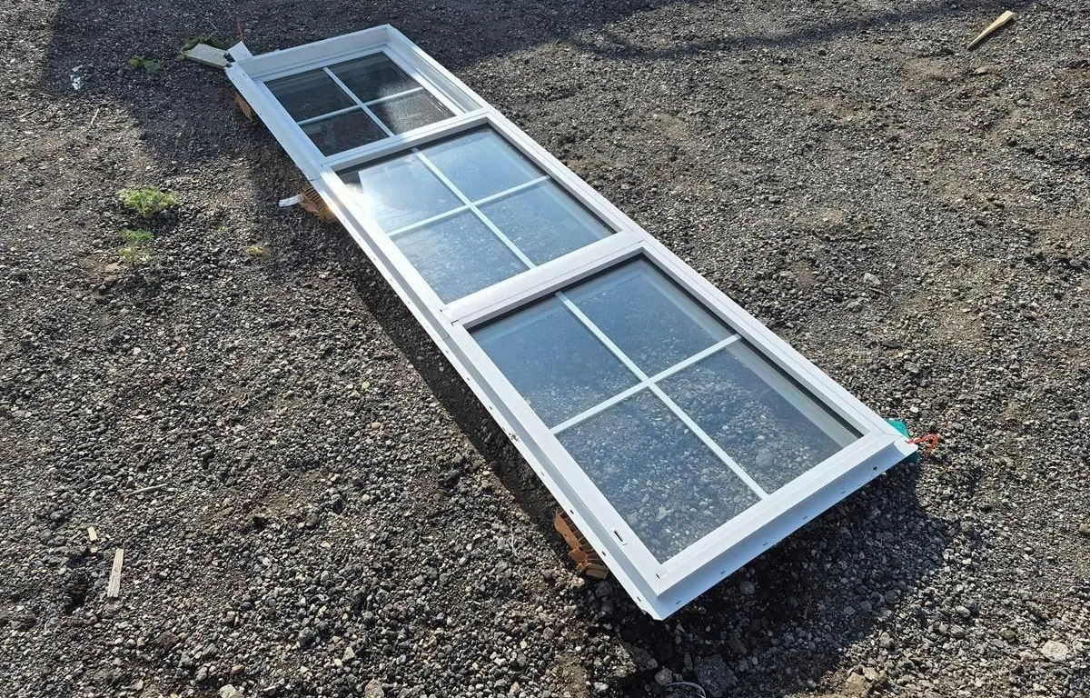Colonial Style Approx. 2' x 8' Vertical Window
UNRESERVED