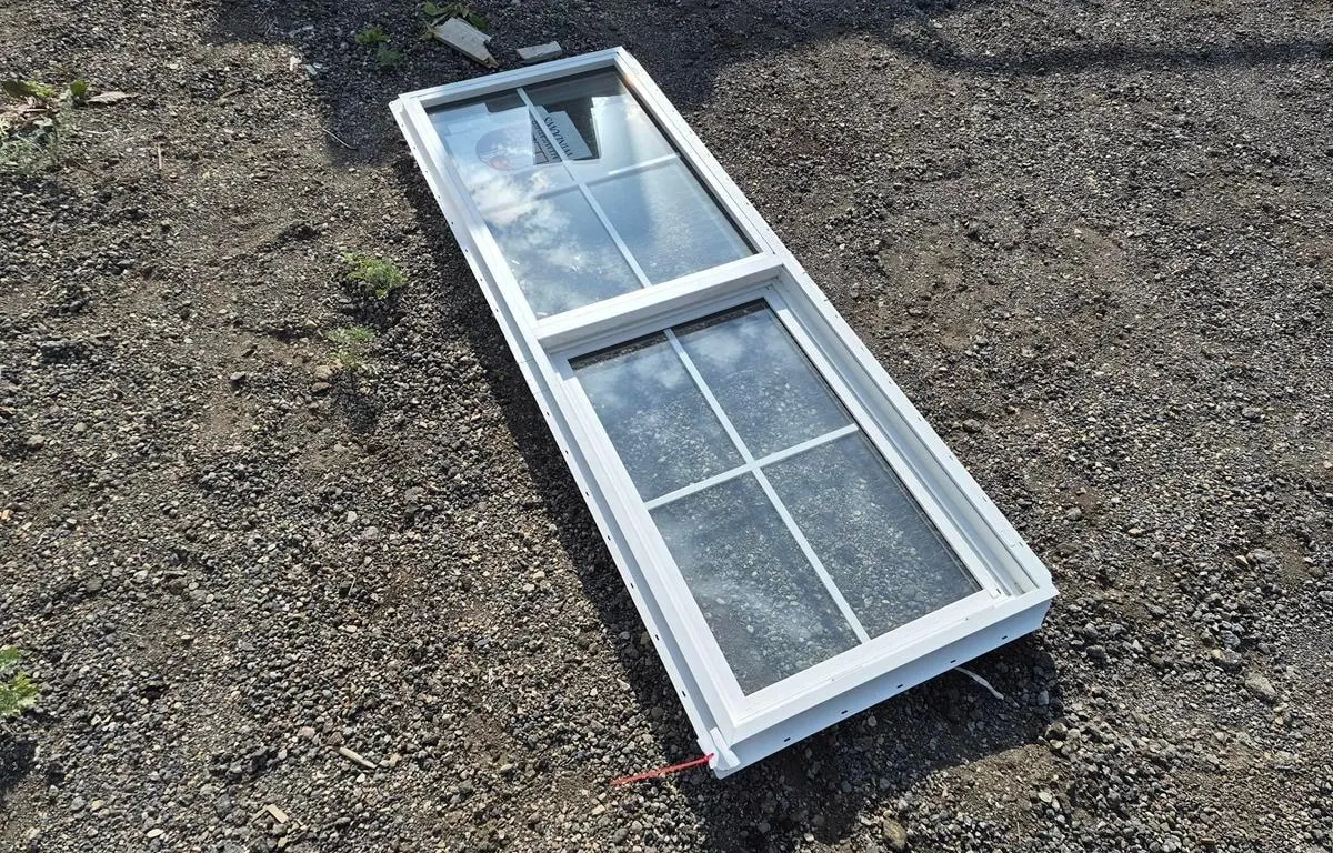 Colonial Style Approx. 2' x 6' Vertical Window
UNRESERVED