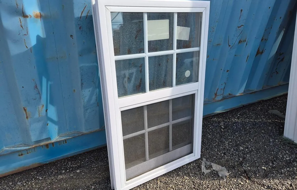 Double-Hung Approx. 24" x 38" Window
UNRESERVED