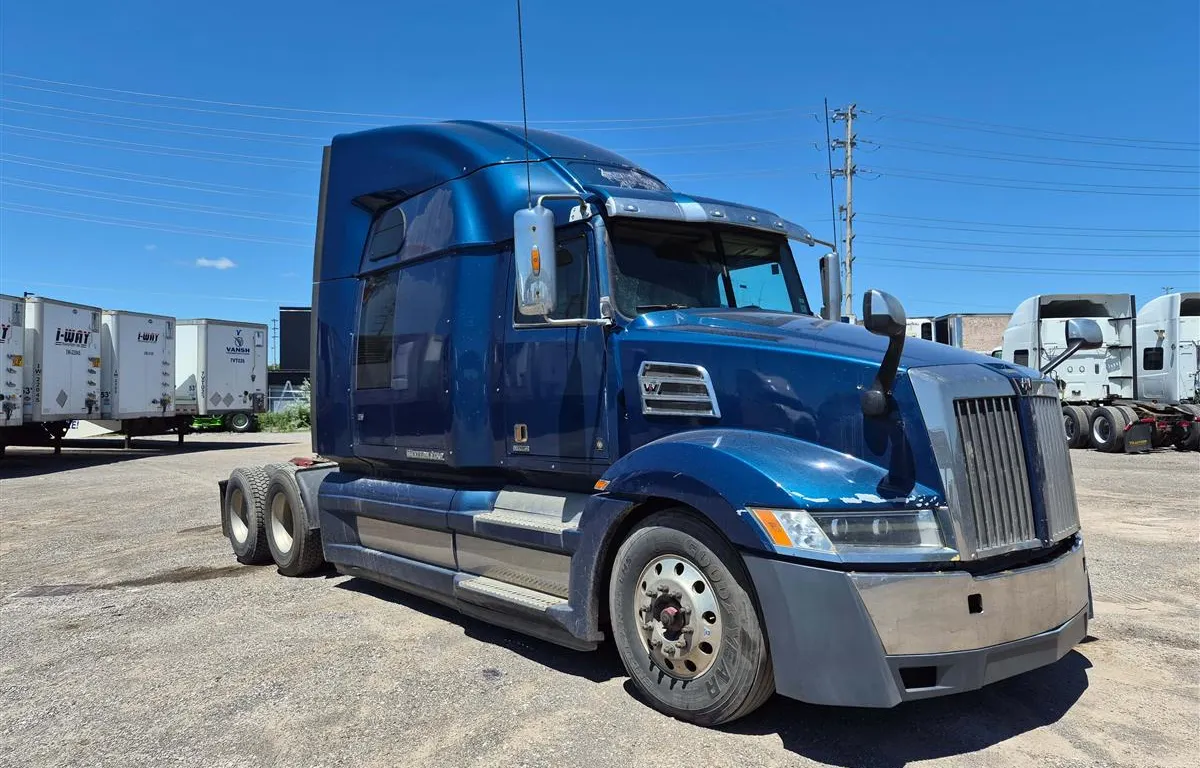2018 Western Star 5700XE T/A Sleeper Semi Truck