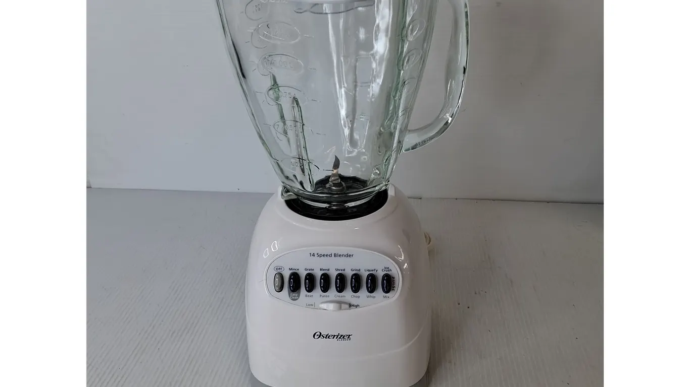 Osterizer 16 Speed Blender- Powers On